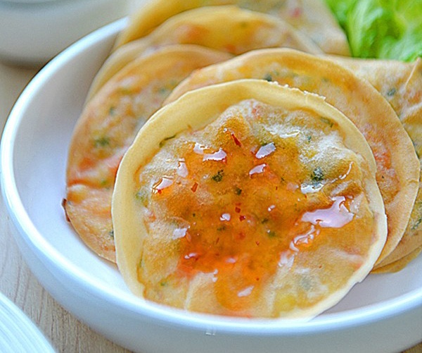 Lam banh tom kieu moi gion thom hon ca ngoai hang hinh anh
