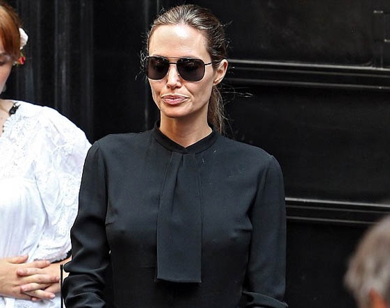 Angelina Jolie ngay cang tieu tuy den dang so hinh anh