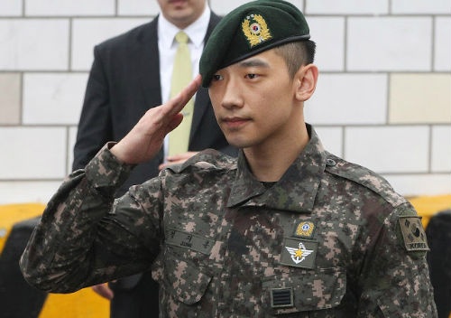 Bi Rain lai gap va voi qua khu vi pham noi quy quan ngu hinh anh