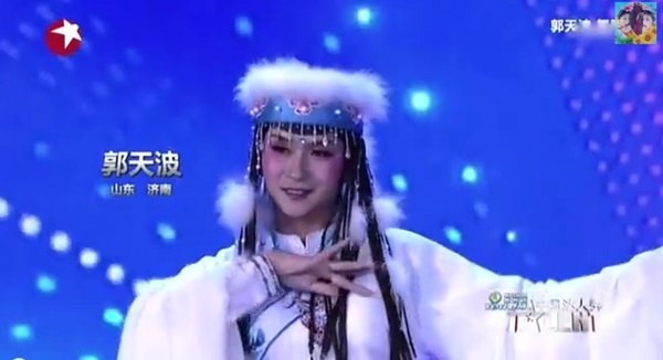 Dan mang me met chang Ham Huong tung buom tren san khau hinh anh