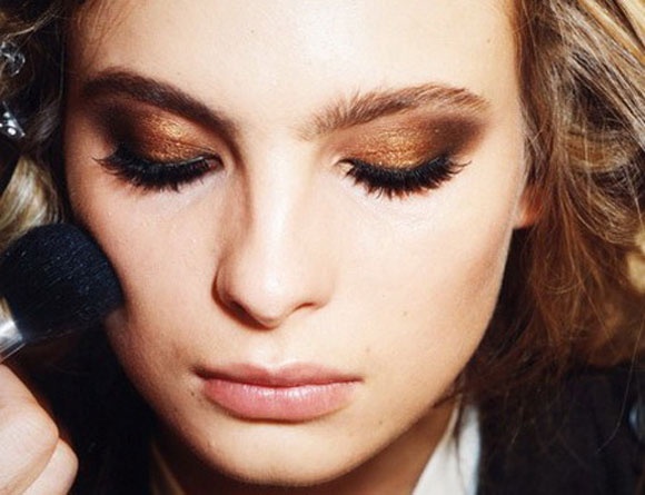 Nhung gam mau khong the bo qua khi make up vao mua lanh hinh anh