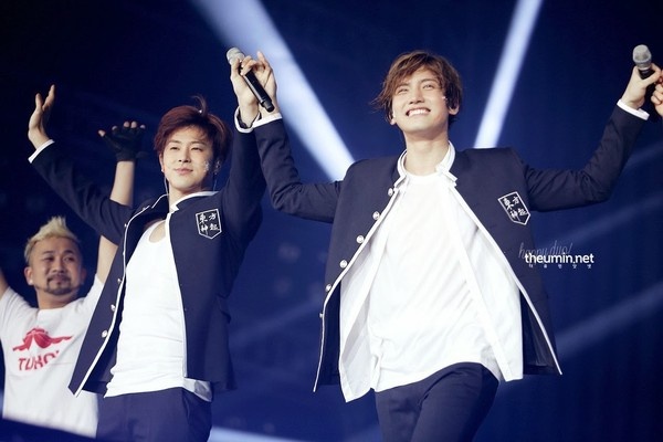 Fan nuc no vi DBSK mac lai dong phuc luc con 5 nguoi hinh anh