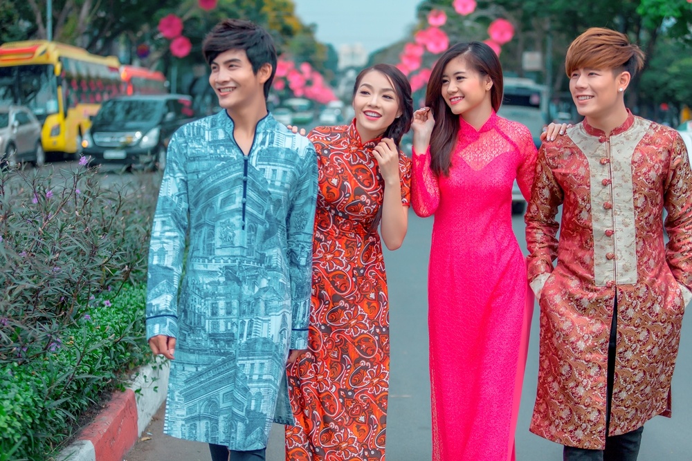 Ao dai dao pho ngay xuan hinh anh