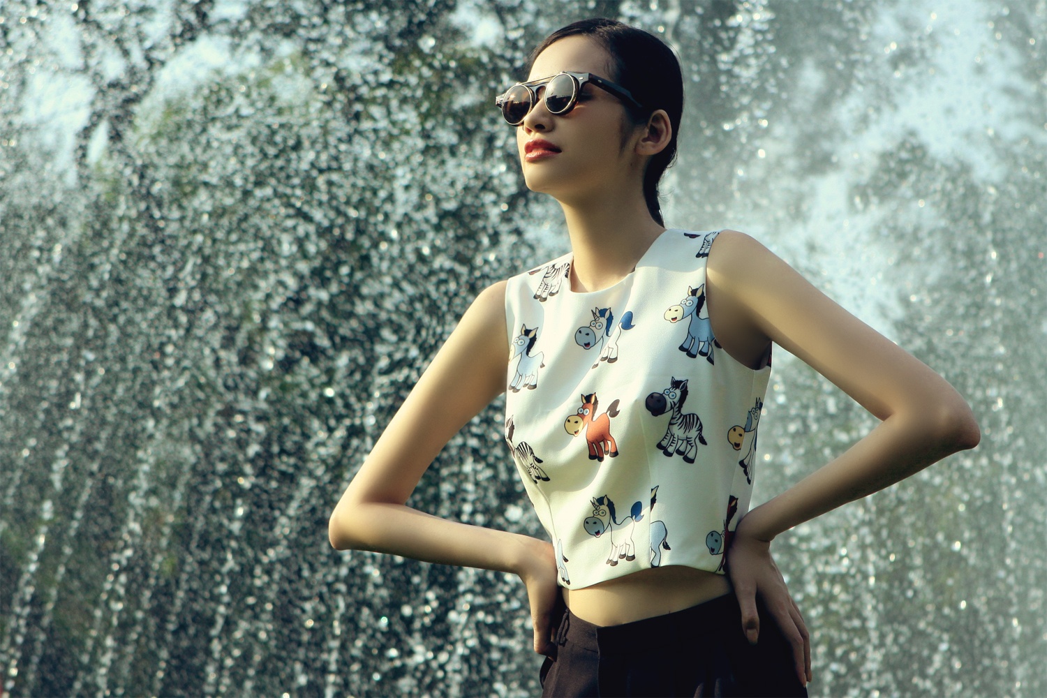 Truc Diem tre trung trong trang phuc hoa tiet hinh anh