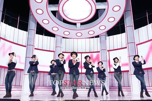 SNSD len tieng ve viec doi dau 2NE1 hinh anh