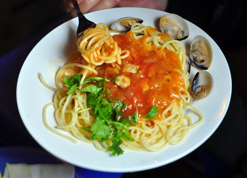 Buoi chieu di an my Y via he pho Yen Ninh hinh anh