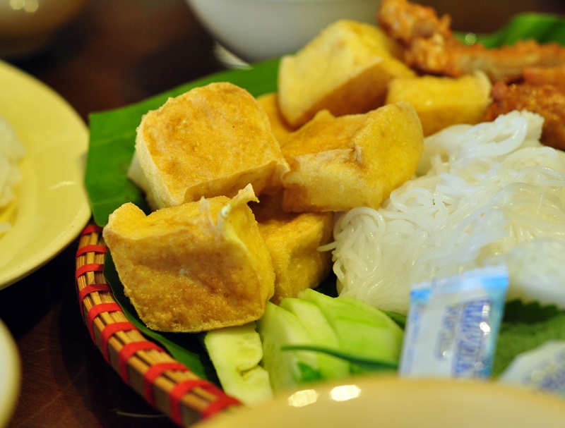 Quan bun dau trong sang chanh nhung gia binh dan hinh anh