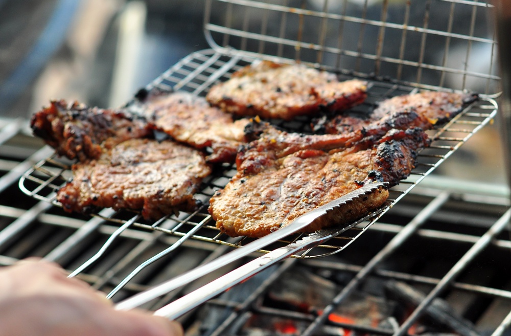 Sườn luôn vừa nướng thơm phức.