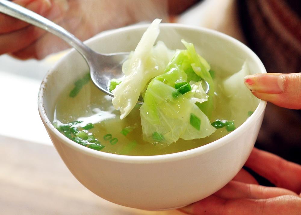 ... và canh ăn kèm.