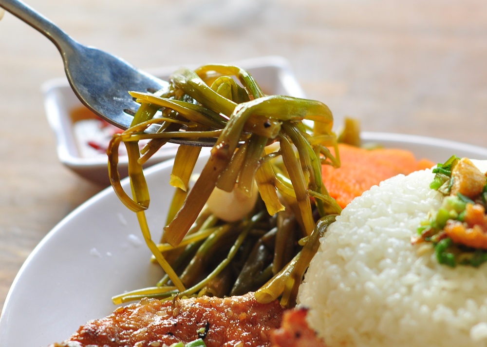 Suất cơm luôn có rau...