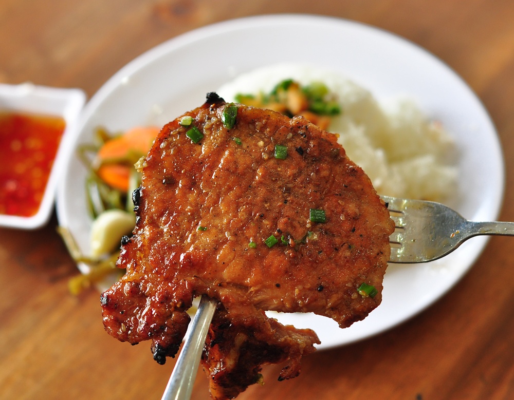 Com tam suon nuong than hoa 30.000 dong dung dieu Sai Gon hinh anh