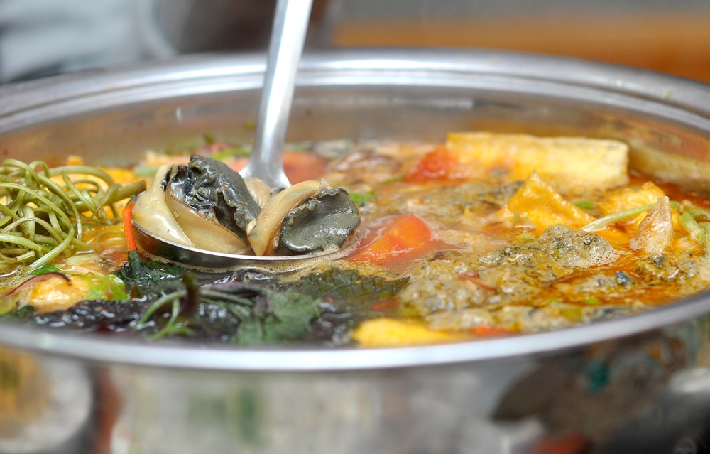 Ru nhau an lau rieu oc ngon chat pho Pham Ngoc Thach hinh anh