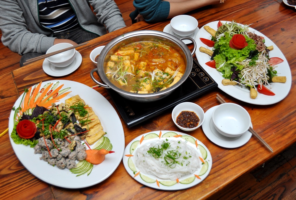 Set lẩu riêu ốc đủ cho 5-6 người.