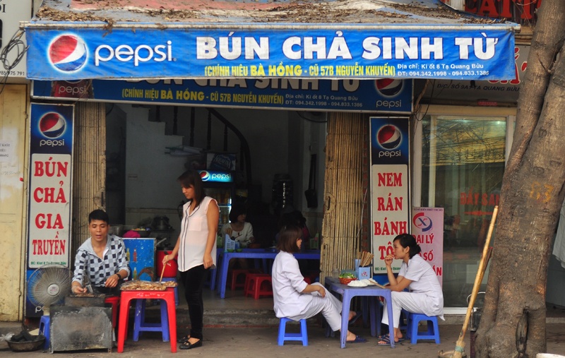 Tiệm Bún chả Sinh Từ ở khu Bách Khoa trông rất bình dân.