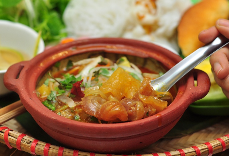 Hap dan nhu bun bo nieu pho Hoa Ma hinh anh