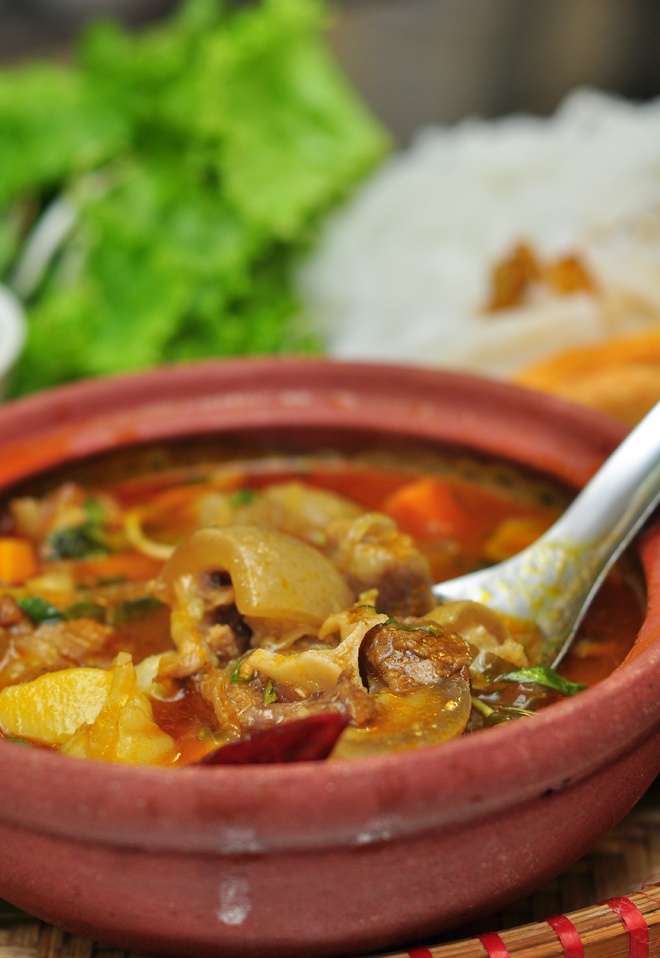 Bún bò niêu giá 80.000 đồng trông lạ mắt và phong phú.