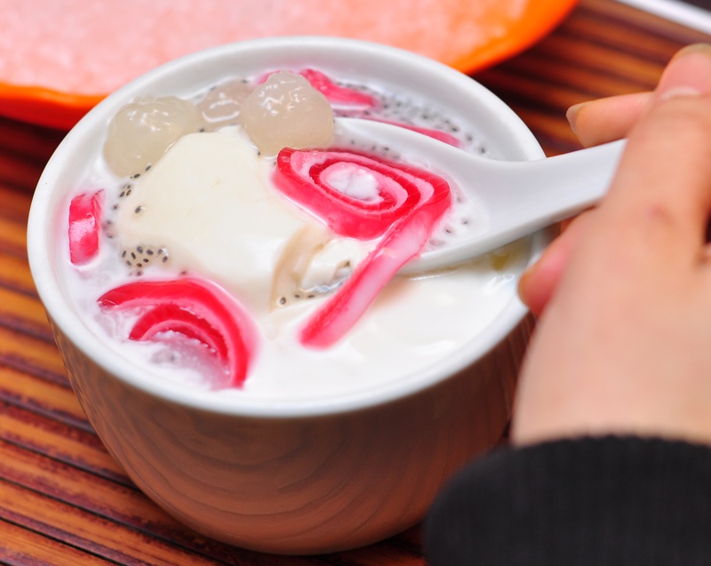 Gioi tre thich thu voi tao pho loc xoay sac mau hinh anh