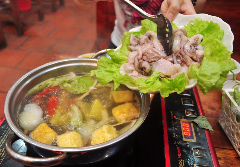 Bạch tuộc nhúng dấm ăn theo phong trào bò nhúng dấm đang rất thịnh ở Hà Nội.