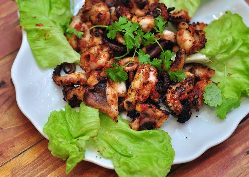 Bạch tuộc nướng sa tế rất ngon.