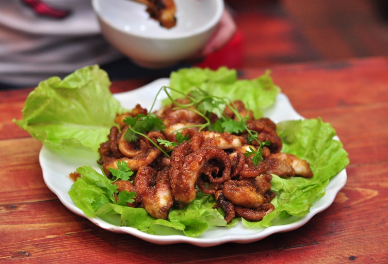 Quán còn có bạch tuộc chiên mắm nhưng món này không được đánh giá cao.