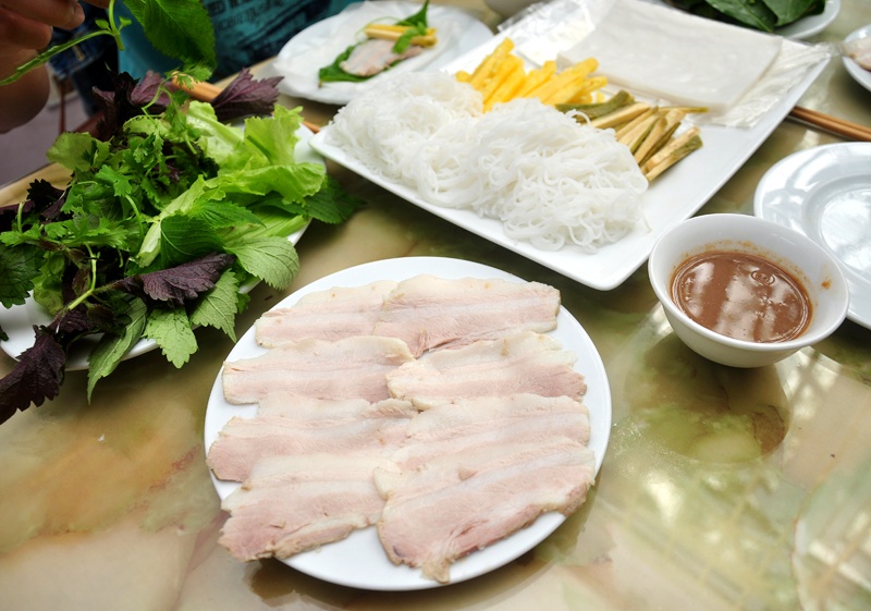 Suất bánh tráng thịt heo 40.000 đồng.