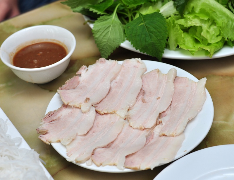 Banh trang thit heo gia mem hiem co o pho Nguyen Bieu hinh anh