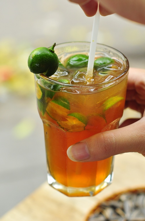 Uống trà quất bạn nhớ phải khuấy đều.