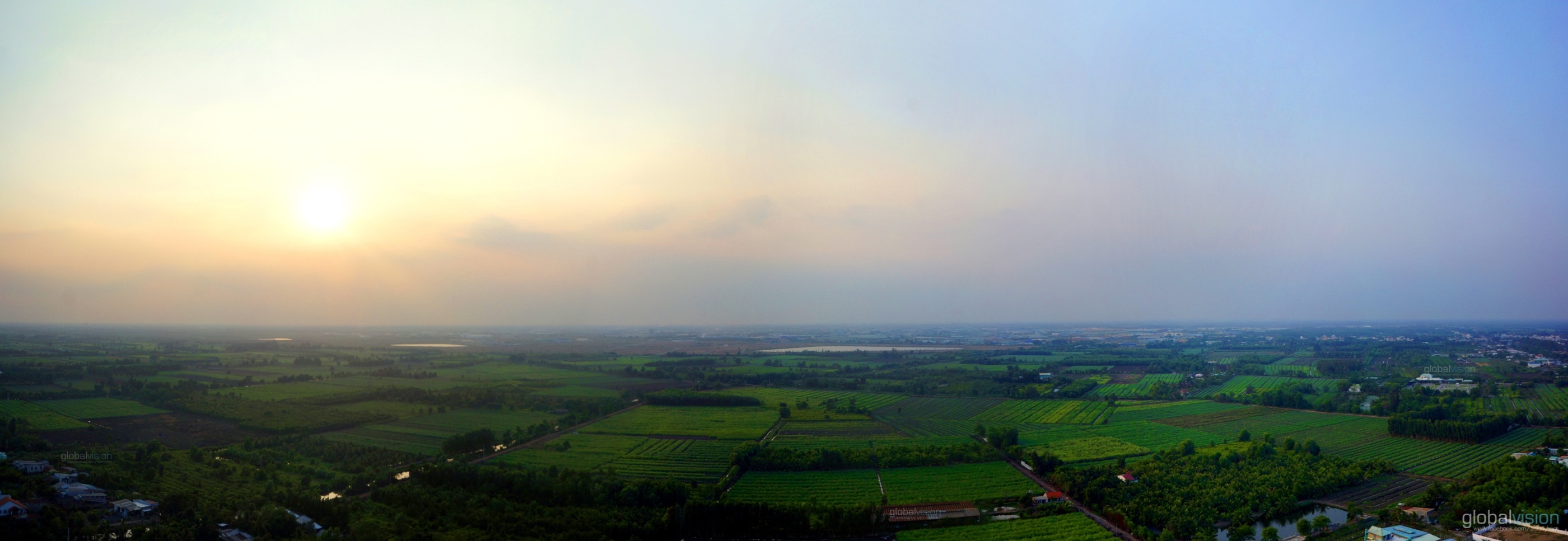 Khung cảnh nên thơ của một buổi chiều tà khi hoàng hôn dần buông xuống trên khu vực Tân Kiên, huyện Bình Chánh.