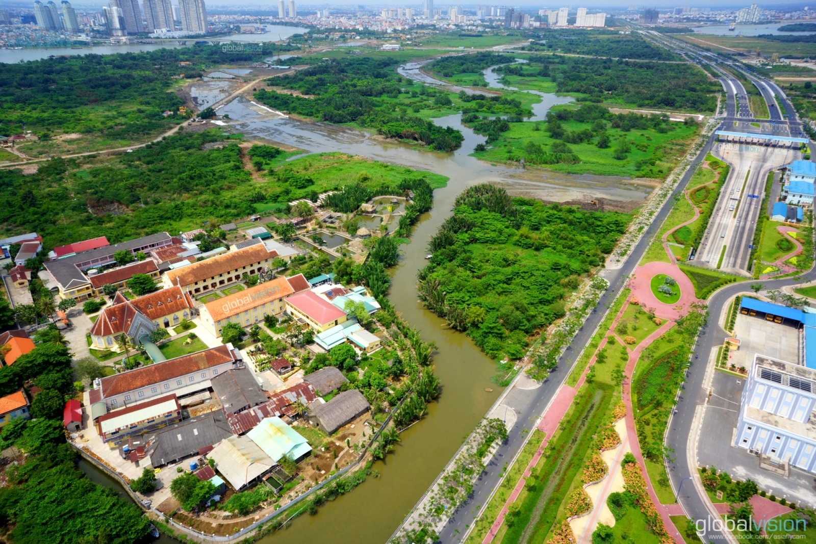 ... và góc hầm Thủ Thiêm (quận 2).