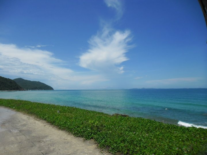 1.	Là hòn hoang sơ nằm trong vịnh Bái Tử Long thuộc địa phận huyện đảo Vân Đồn, muốn tớii Quan Lạn, hành khách phải trải qua 2 tiếng ngồi trên tàu cao tốc từ cảng Cái Rồng. Ấn tượng đầu tiên, điều làm nên sự khác biệt của Quan Lạn với nhiều vùng biển khác phía Bắc, là màu biển xanh lam và cát trắng không kém bất cứ một bãi biển nào từ miền Trung đổ vào. Đây là bãi biển Sơn Hào thuộc xã Quan Lạn trên đảo.