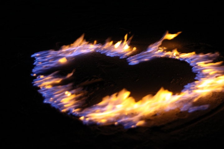 Dịu dàng nhất, Quan Lạn về đêm. Khi ấy trên bãi Minh Châu, khách du lịch có thể cùng nhau ra bãi biển, nghe sóng vỗ rì rào, nướng mực, uống rượu, và đốt lên những trái tim lửa thế này, và giữ lại trong tim mình những điều ngọt ngào khó quên.