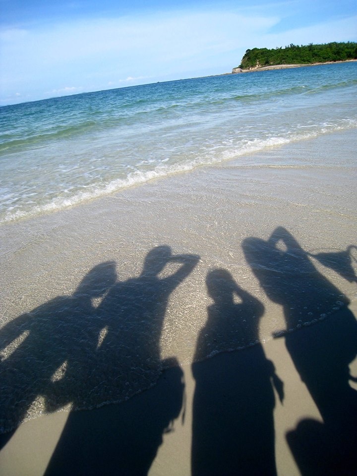 3.	Bãi biển một ngày đầy nắng. Quan Lạn có 1 số resort với nhiều lựa chọn cho khách du lịch: Phòng nghỉ tiện nghi đủ tiêu chuẩn, hoặc nhà bằng gỗ thông ngay trên bờ biển cho khách muốn được thực sự trải nghiệm cảm giác hòa mình vào thiên nhiên.