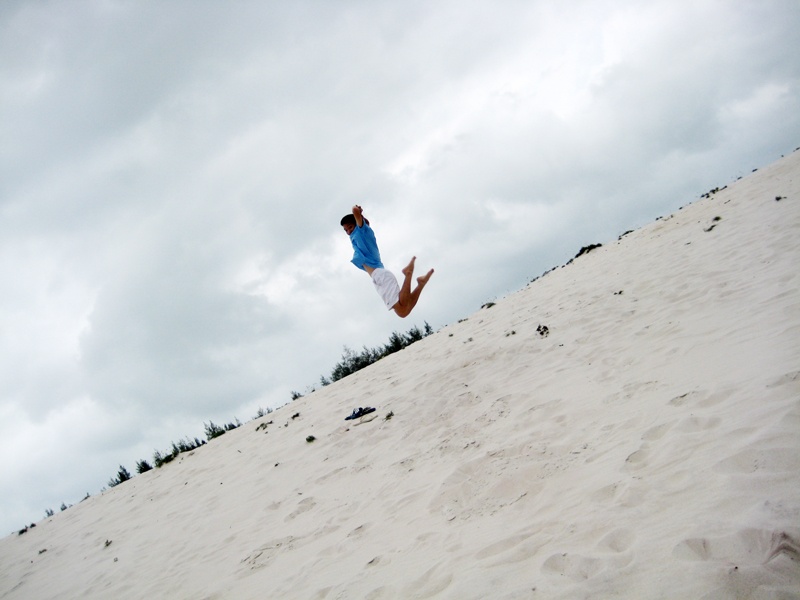 Đến đây, khách du lịch thỏa sức nhảy cát. Tuy nhiên trượt cát là hoạt động ít diễn ra,vì cồn cát không đủ cao để du khách có những cú trượt hoàn hảo.