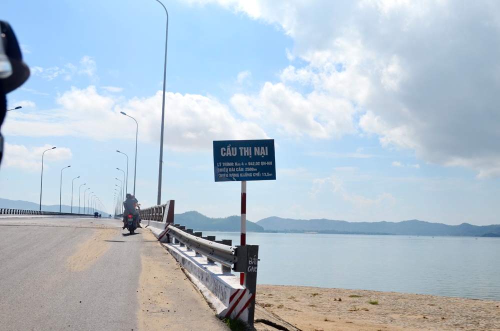 Theo cầu Thị Nại - cây cầu vượt biển dài nhất Việt Nam, hành trình của chúng tôi tiến về xã Nhơn Hải, đi theo con đường trải nhựa bằng phẳng cùng nắng và gió mùa hè để đến được bãi biển và san hô Hòn Khô.