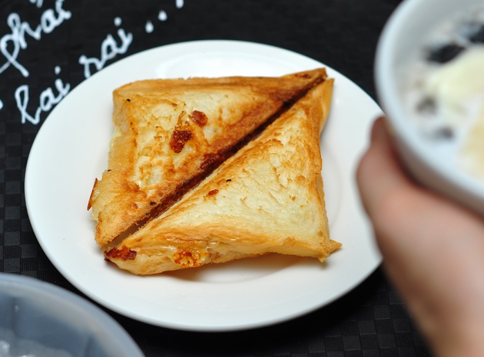 Một chiếc bánh kẹp pho mai sữa giá 8.000 đồng...