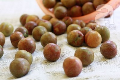 Bạn cần chuẩn bị những nguyên liệu sau để làm nước mận: - 1kg mận tươi, chọn trái không dập nát, không bị chín quá và không bị mềm nhũn. - 350g đường