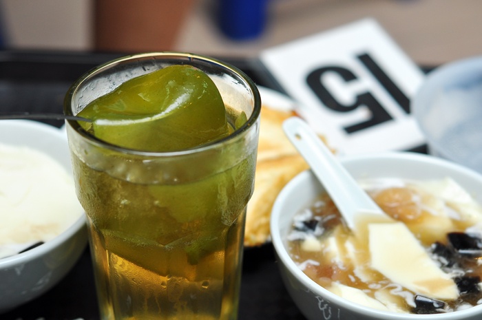 Thạch lá găng còn lạ lẫm với nhiều người Hà Nôi, giá 7.000 đồng.