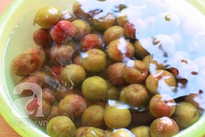 Mận nhặt bỏ sạch cuống, rửa qua nước muối loãng cho sạch bụi bẩn bám trên vỏ rồi để ráo nước.
