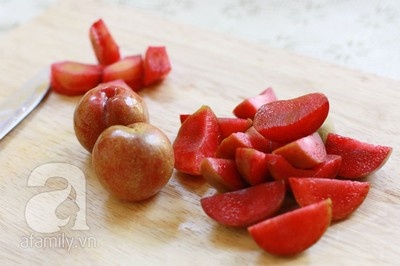 Bỏ hạt và cắt mận thành những miếng vừa ăn. Không gọt vỏ mận để khi ngâm thành nước chúng ta có những miếng mận ngâm giòn sật ăn rất ngon nhưng nước ngâm mận cũng không bị chát.