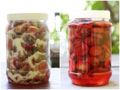 Nước mận mát lạnh cho ngày Tết Đoan Ngọ 10 - Dùng một hũ sạch và khô lần lượt cứ rải một lớp đường thì một lớp mận cứ như vậy cho đến hết. Cho một lớp đường lên trên cùng. - Đậy chặt nắp hũ để mận ngấm đường và ra nước.