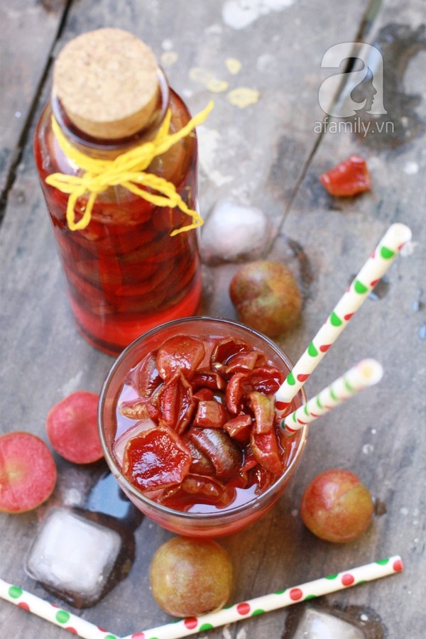 Nước mận có màu đỏ đẹp mắt, miếng mận vẫn giữ được độ giòn sật có thoảng chút vị chát của vỏ. Một ly nước mận mát lạnh cho một ngày hè oi bức thì thật tuyệt phải không? Dùng kèm thạch rau câu cũng tuyệt lắm đấy!