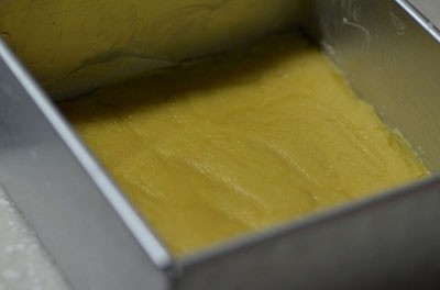 Làm nóng lò nướng ở nhiệt độ 175 độ C, cho bột vào nướng 20 phút.