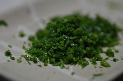 Đồng thời, ép lấy nước cốt chanh.