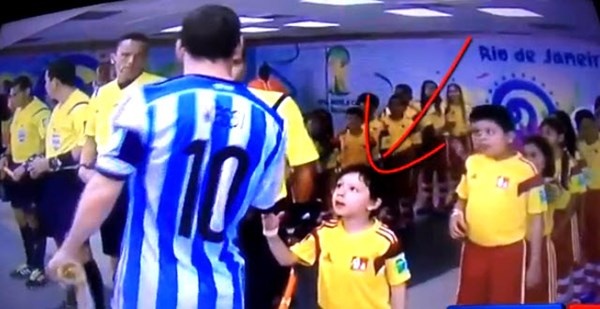 Giai oan cho Messi vu khong bat tay cau be World Cup 2014 hinh anh