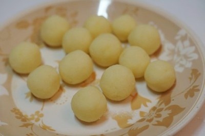 Vo khoai tây đã trộn đường, mật ong và muối thành những viên tròn.