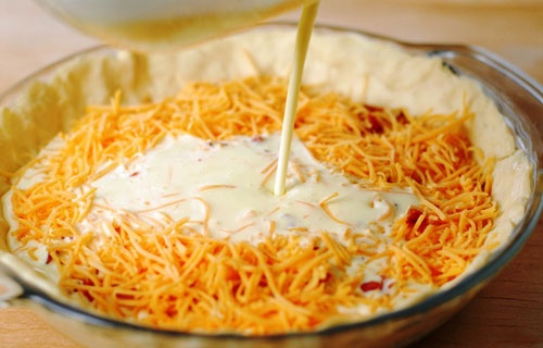 Cho khay bánh vào lò nướng ở 200 độ C trong 17-20 phút đến khi bánh căng phồng và chuyển màu vàng nâu.