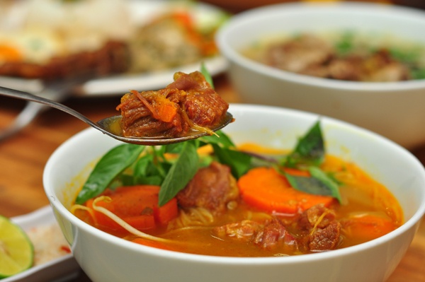 Hủ tíu bò kho thì chất và đắt hơn - giá 40.000 đồng.