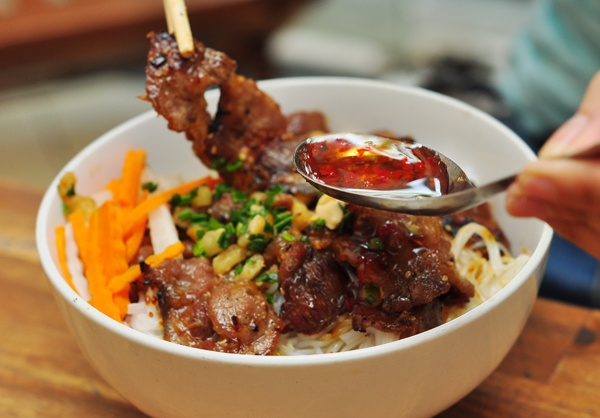 An thu bun thit nuong tam mat ong pho Hoang Quoc Viet hinh anh