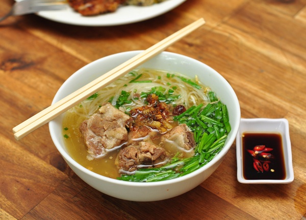 Hủ tíu của quán cũng rất ngon, đúng điệu miền Tây với sợi hủ tíu dai dai, giá 30.000 đồng/bát.