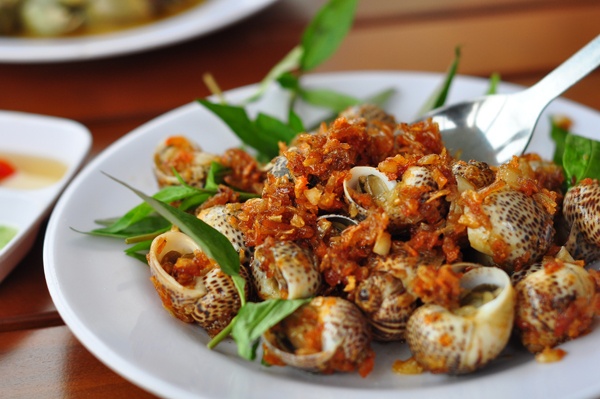 Ru nhau an oc xao kieu moi o pho Doi Can hinh anh